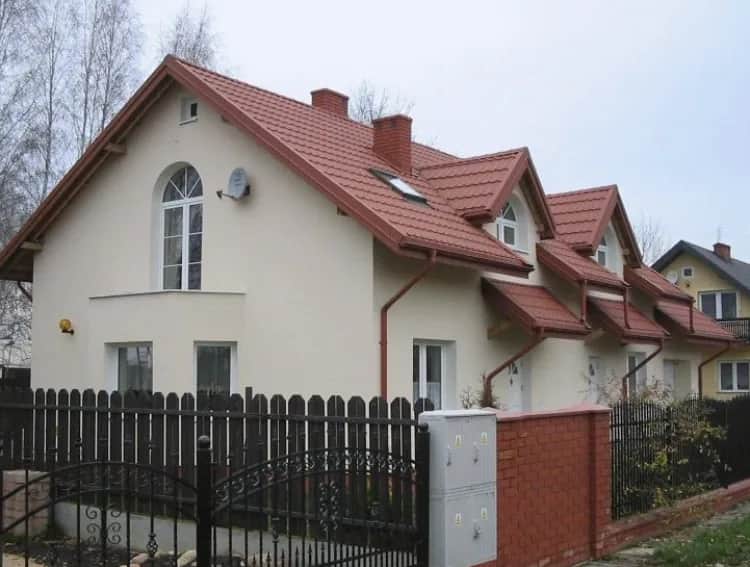 Idealny kolor elewacji do czerwonego dachu i brązowych okien