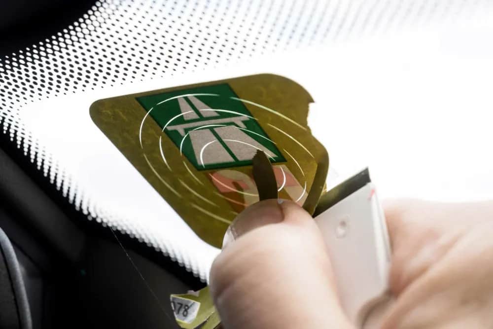 Jak skutecznie usunąć naklejkę z okna? Sprawdzone metody i porady