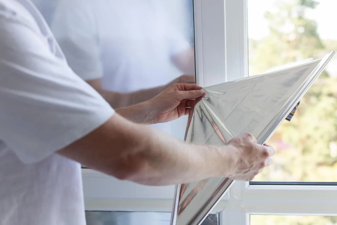 Jak przykleić folię na okno? Prosty sposób na idealny efekt montażu.