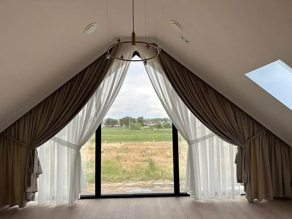 Jakie firanki do okna trójkątnego? 5 najlepszych rozwiązań