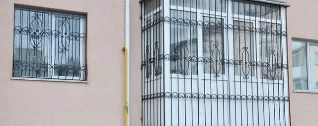 Jak zamontować kraty w oknach: 8 kroków do bezpieczeństwa