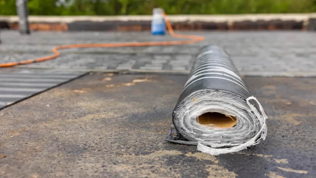 Ile kosztuje utylizacja papy? Kluczowe czynniki wpływające na ceny