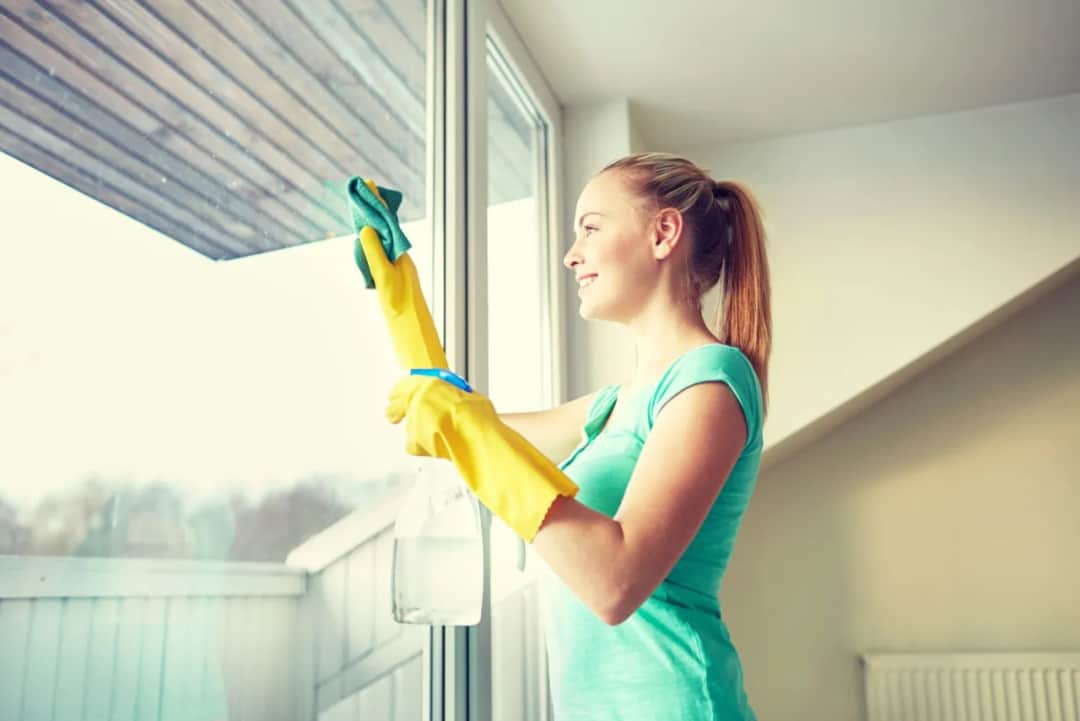 Skuteczne porady co do mycia okien - uniknij smug i brudu na szybach