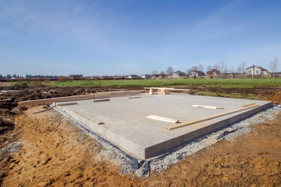 Ława czy płyta fundamentowa: Jak wybrać najlepszy fundament domu?