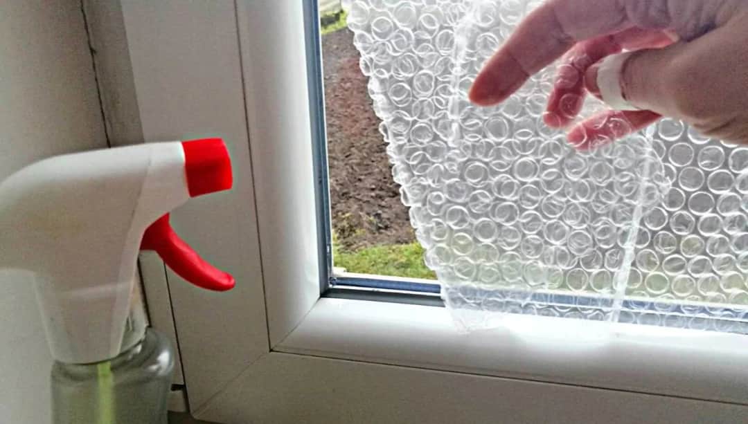 Jak ocieplić szyby w oknach i zaoszczędzić na ogrzewaniu skutecznie