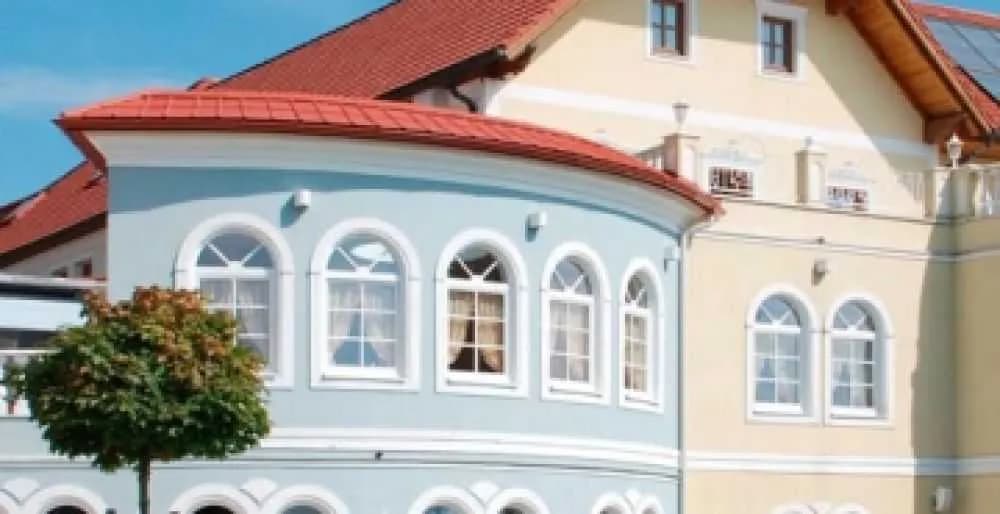 Jakie okna do czerwonego dachu wybrać, aby uniknąć błędów aranżacyjnych?